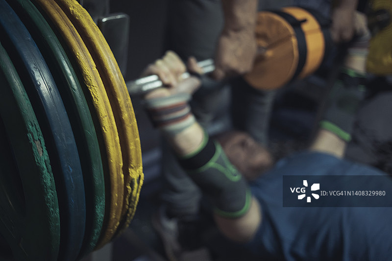 男人在做卧推运动图片素材