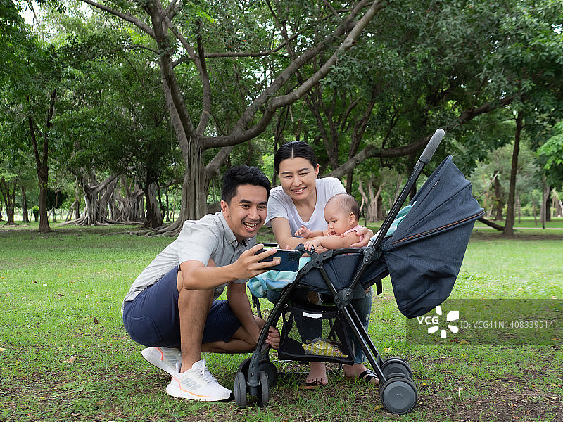 快乐的亚洲家庭在公园放松图片素材