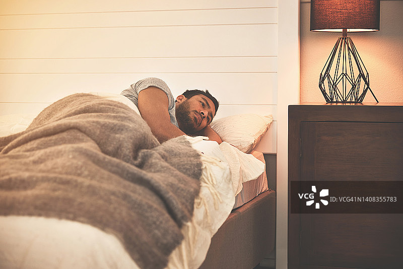 失眠者因焦虑而夜不能寐。沮丧、压力大的男人患有慢性失眠症。思考、感到迷茫、困惑、孤独、超脱。精神健康障碍图片素材