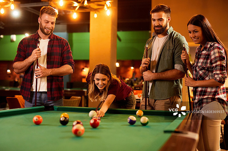 朋友们在当地的台球厅里玩台球图片素材