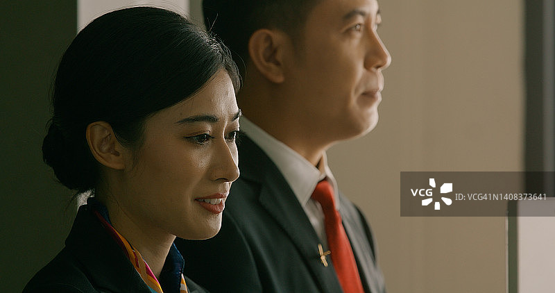 机组人员在值机柜台办理乘客登机手续，航空旅行概念图片素材