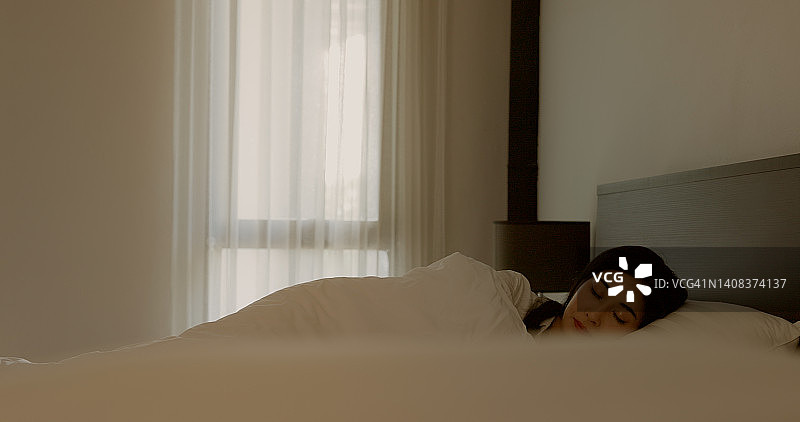 在机场酒店里醒来的女人图片素材