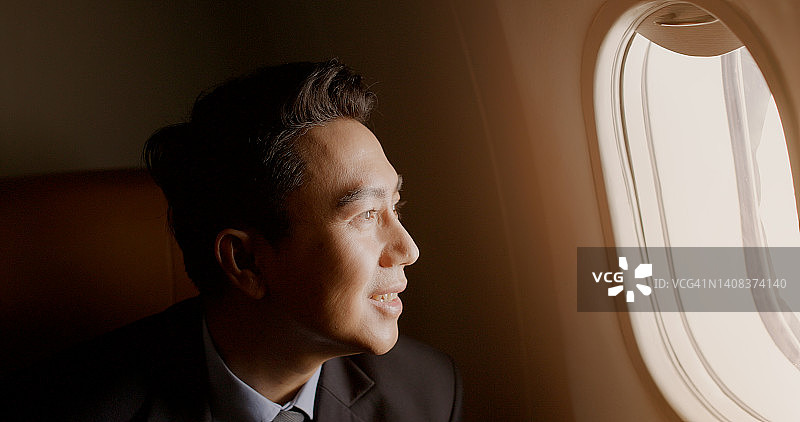 看着飞机窗外的商人图片素材