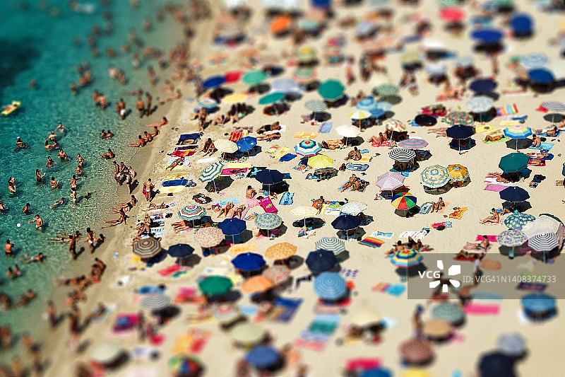 意大利卡拉布里亚海滩上的人群和遮阳伞图片素材