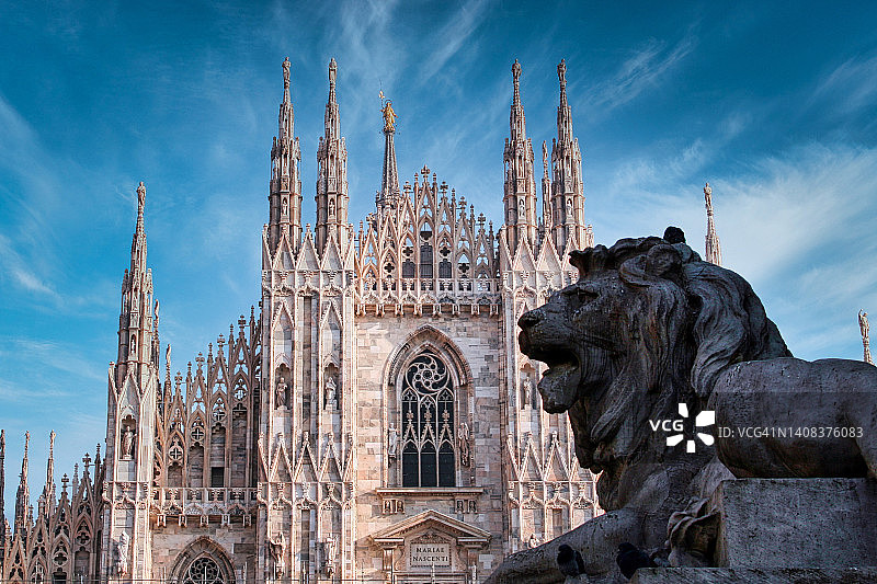意大利米兰大教堂与狮子雕塑图片素材