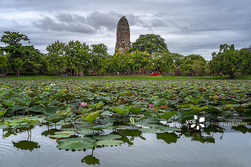 带有莲花的泰国寺庙，泰国阿瑜陀耶历史遗址帕兰寺图片素材