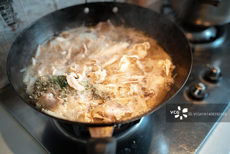 锅中自制胡椒鸡汤图片素材