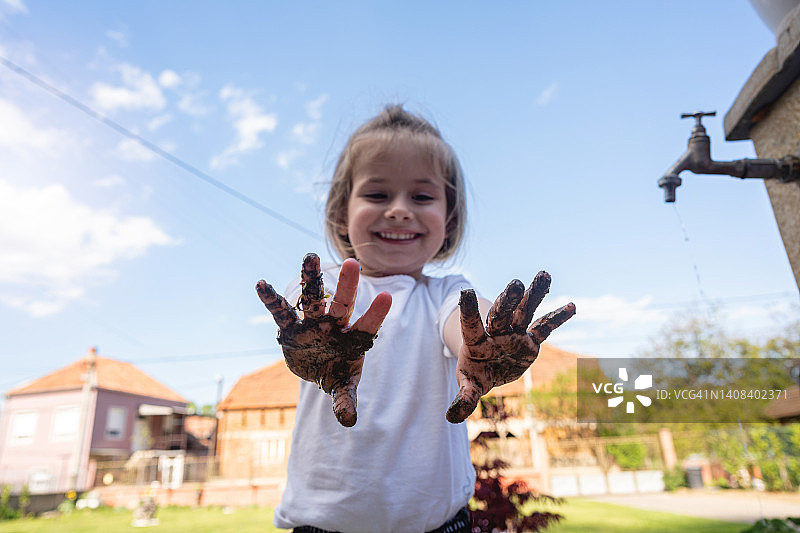 展示脏手的白人女童图片素材