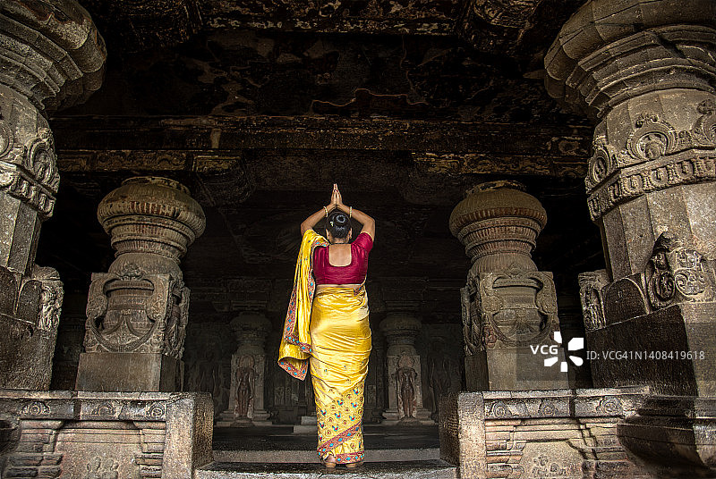 穿着纱丽参观印度埃洛拉石窟（联合国教科文组织世界遗产）的印度女游客图片素材