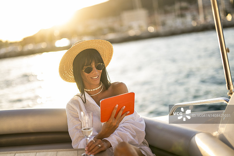 在豪华游艇上享受休闲旅行，开展商务活动图片素材
