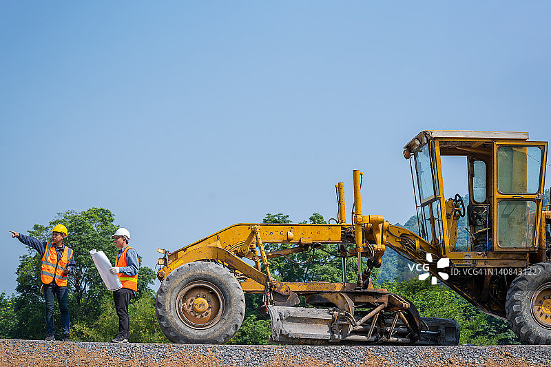 工程师从事道路建设检查施工图片素材