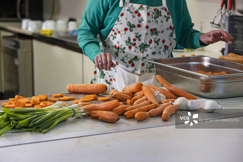 志愿者准备蔬菜图片素材