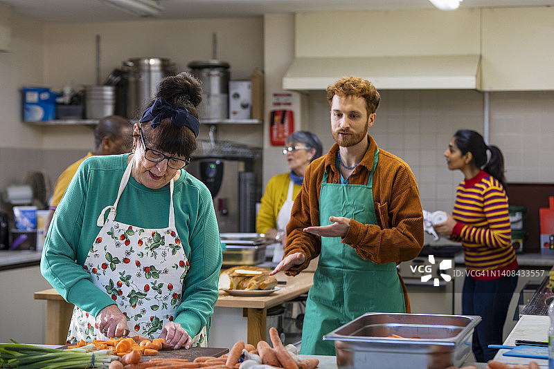 在厨房帮忙图片素材