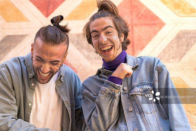 两位扎着辫子的朋友开怀大笑，幸福的友谊时光图片素材