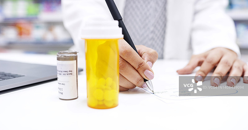 药剂师在药房为病人开处方图片素材