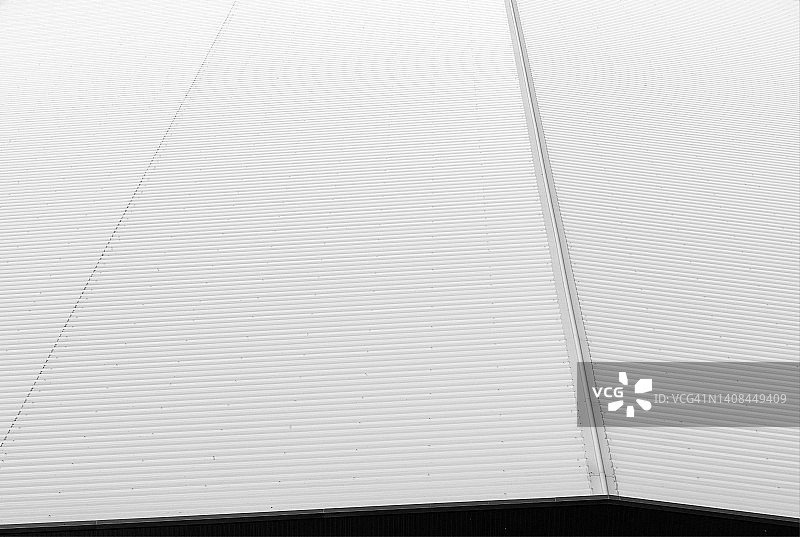 金属波纹屋顶板俯视图。铝制屋面板。图片素材