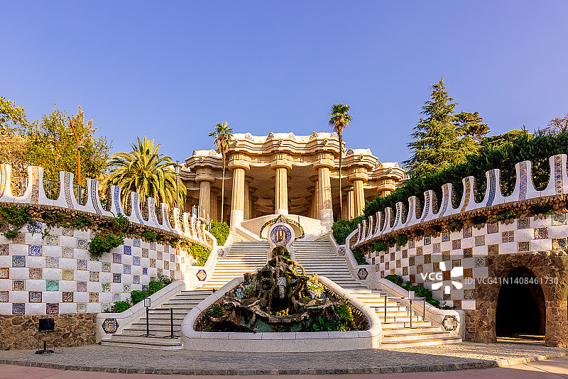 西班牙巴塞罗那奎尔公园阳光明媚的入口图片素材