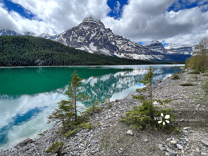 艾伯塔省清晨倒影图片素材