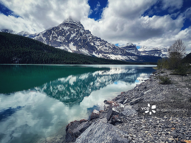 哈夫伦山清晨倒影图片素材