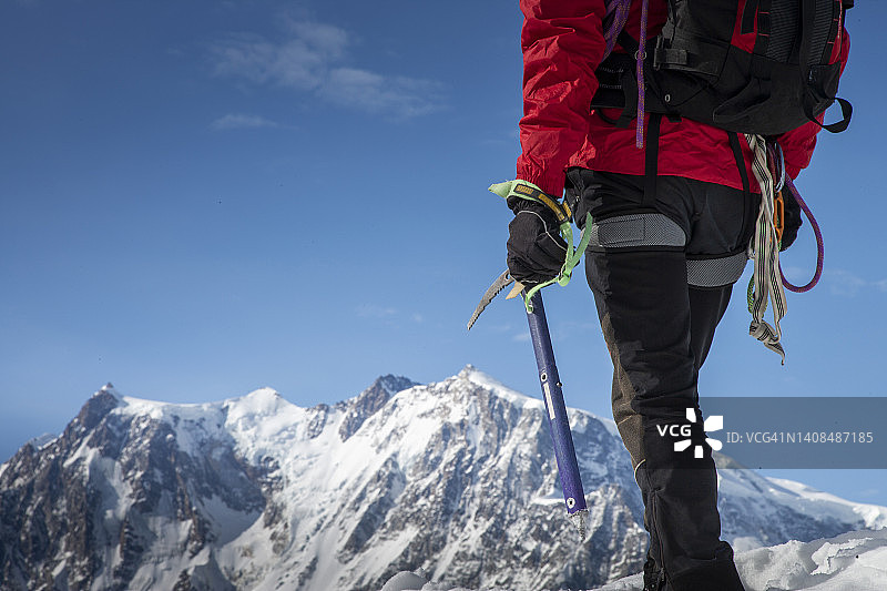登山者观看群山图片素材