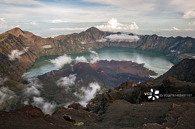 印度尼西亚龙目岛林贾尼火山的 Segara Anak 火山口上空的云彩图片素材