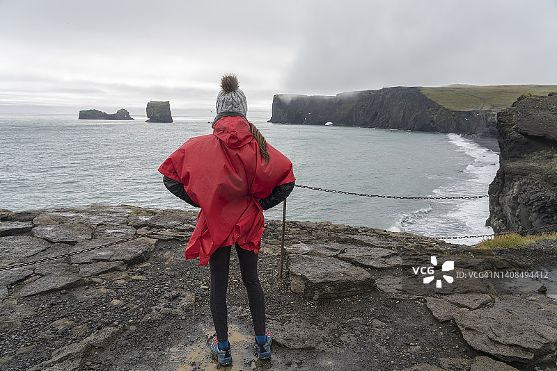 在雷尼斯法加黑沙滩的女性图片素材