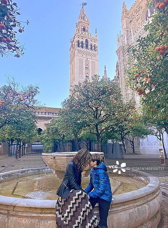 母子在西班牙塞维利亚图片素材
