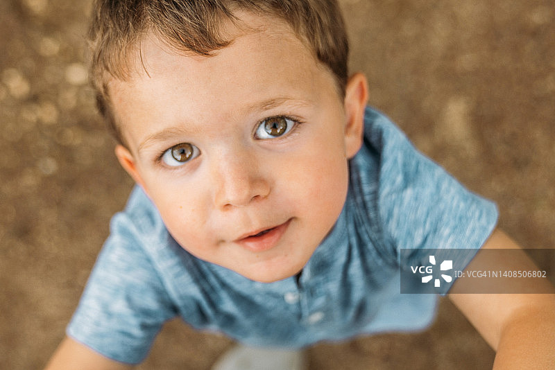 看着镜头的幼儿图片素材
