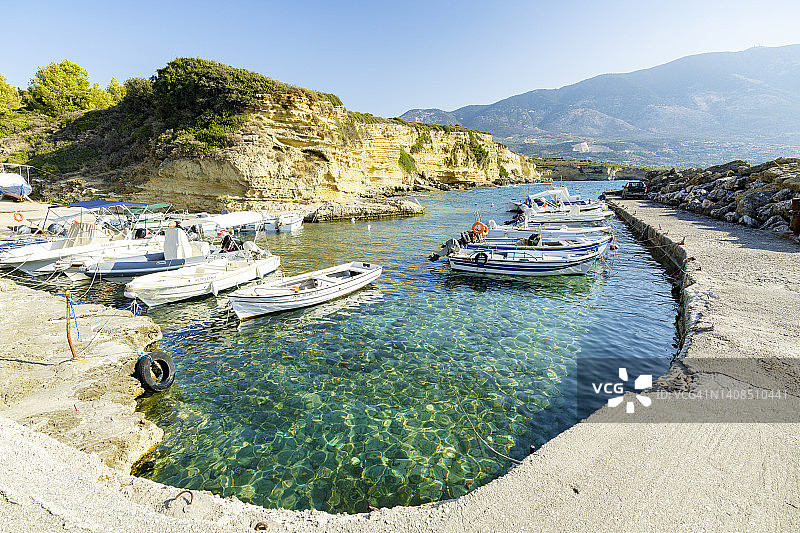 停靠在希腊风景如画的港口的船只图片素材