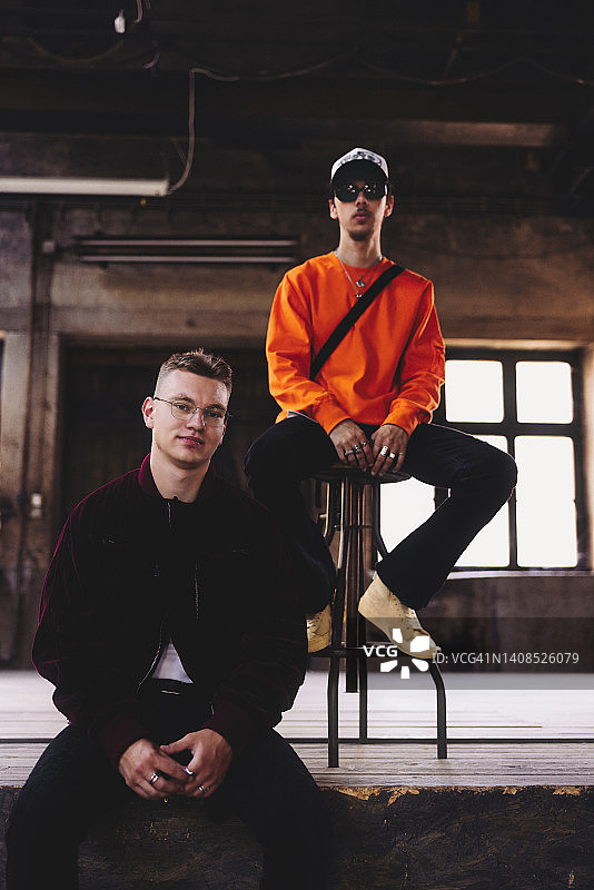 穿着时尚的友人合影图片素材