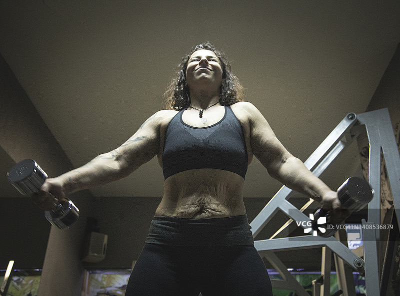 积极的身体形象女性做肩部运动图片素材