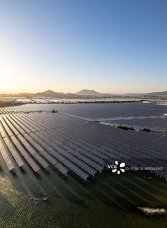 阳光明媚的漂浮式太阳能发电厂鸟瞰图图片素材