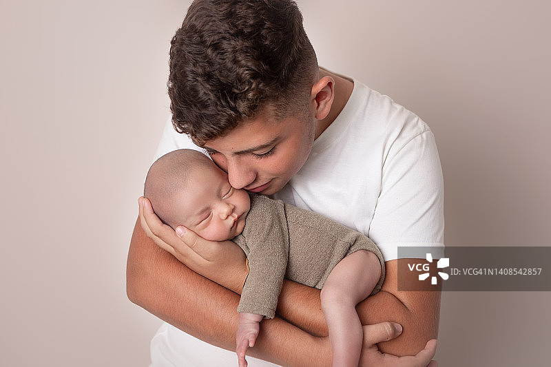拥抱新生弟弟的拉丁美洲大哥哥图片素材