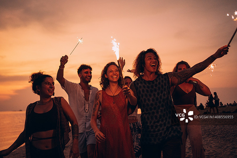 朋友们在海滩派对图片素材