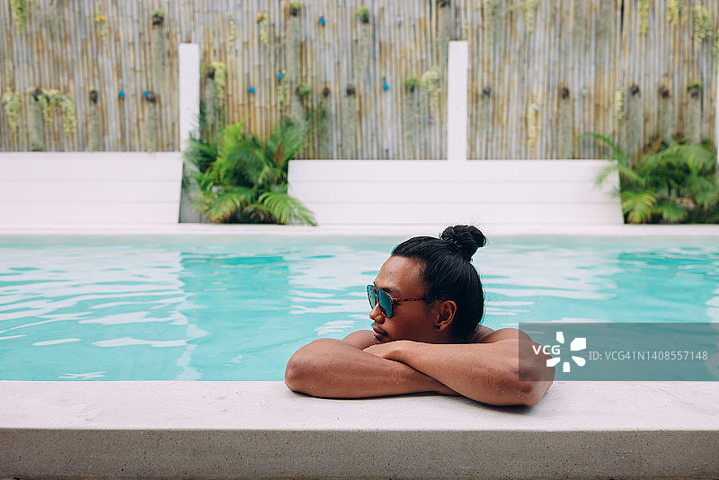 亚洲男人在假期享受泳池图片素材