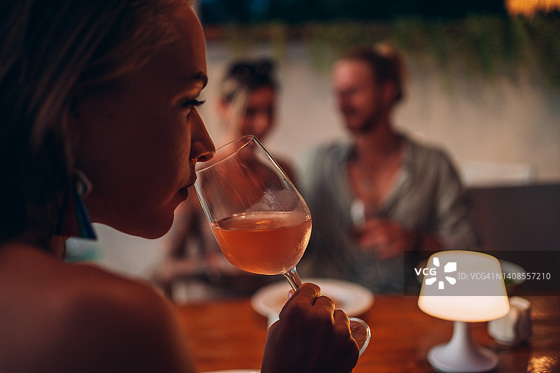 女人喝白葡萄酒图片素材