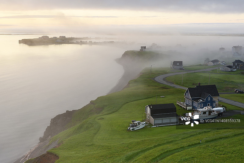 马格达伦群岛拉格拉夫村的雾图片素材