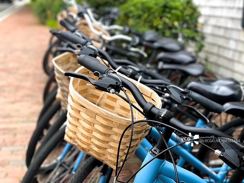 海滨小镇一排可供出租的自行车图片素材