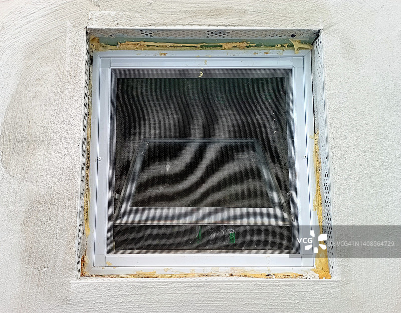 新装窗户周围墙壁上的新鲜水泥图片素材