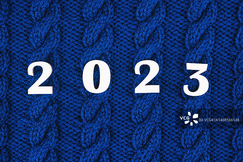 蓝色毛衣上的白色2023图片素材