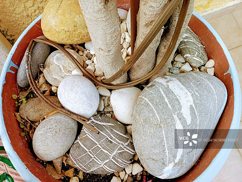 克里特岛户外花瓶中的装饰石图片素材