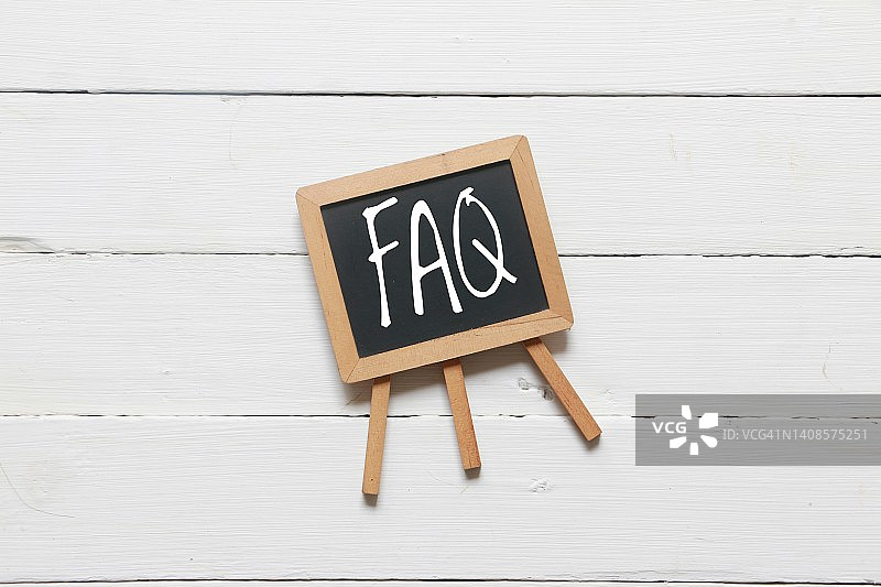 迷你黑板上的常见问题解答字母图片素材