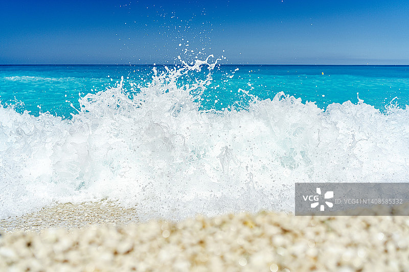 希腊清澈海水的飞溅波浪图片素材