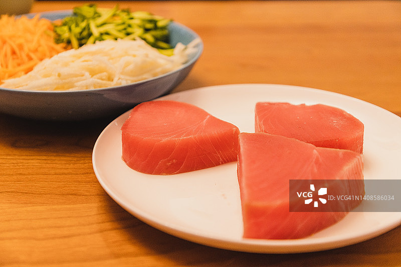 碎蔬菜和新鲜金枪鱼排图片素材