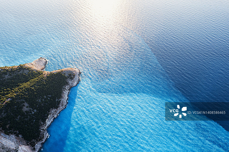 日落时分水晶般清澈的海面，航拍视角，希腊图片素材