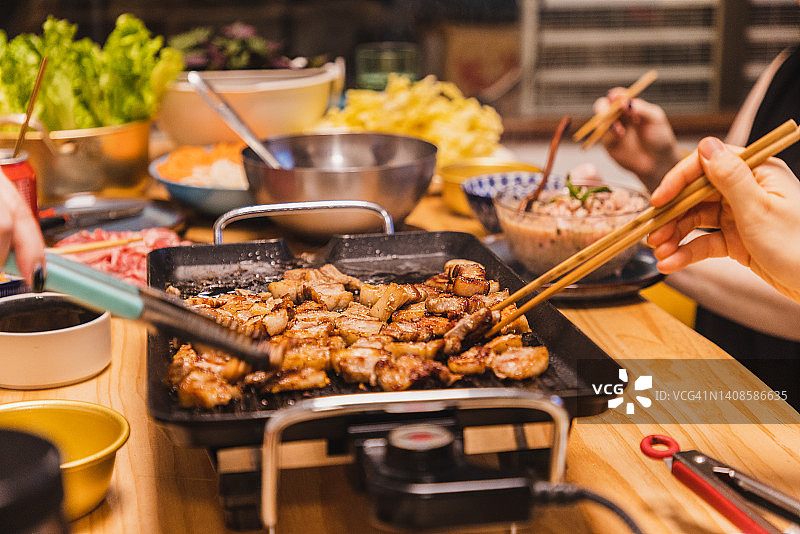 朋友聚餐享用韩式烤肉图片素材