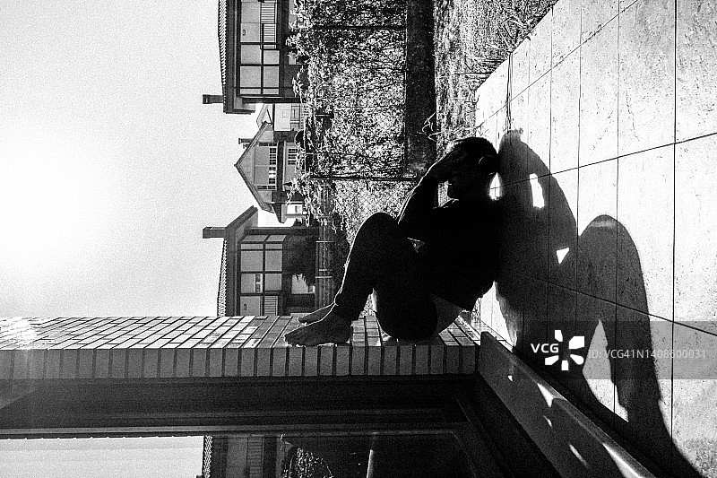 以颠倒视角支撑的男人，疯狂概念图片素材