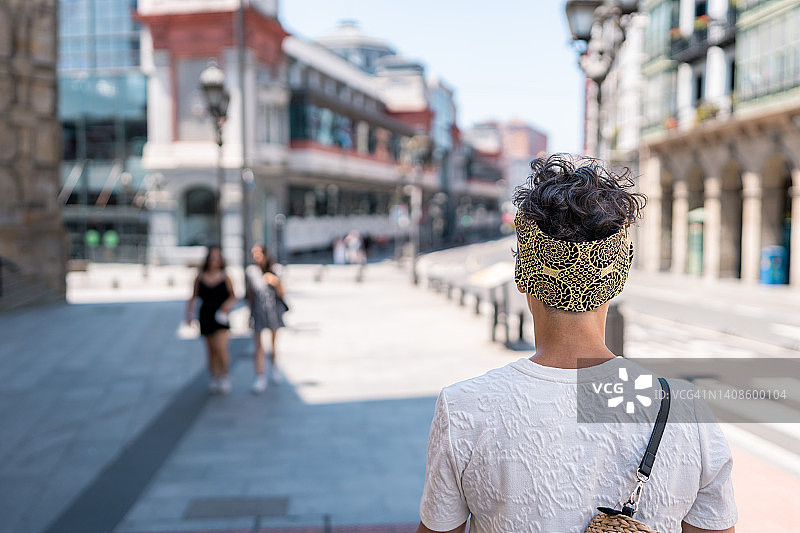 走在街上的女人背影图片素材