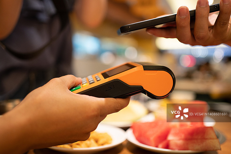 人们使用手机支付图片素材