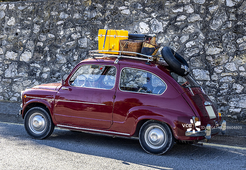 装满行李箱和冰箱的旧汽车准备去海滩度假。图片素材